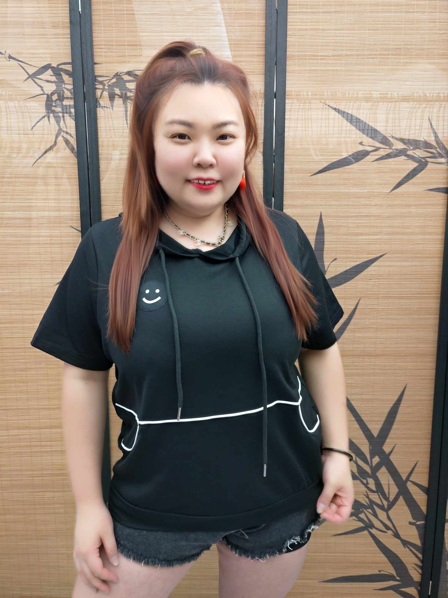 DDE08 K20004 笑脸图连帽抽绳上衣