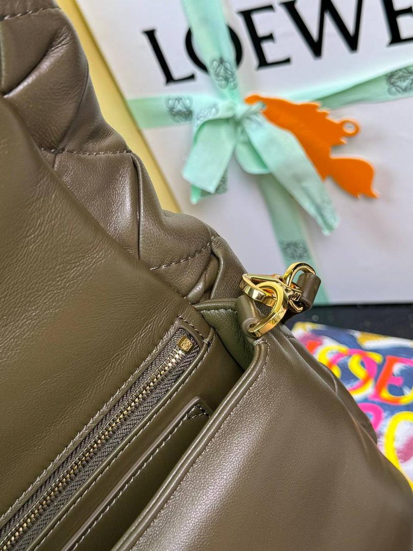 👉🏻羊皮【𝘗𝘶𝘧𝘧𝘦𝘳 𝘎𝘰𝘺𝘢】 —深卡其绿❤️ 编码：012122 尺寸：𝟐𝟑-𝟗-𝟏𝟕𝐜𝐦 ❤️采用轻柔纳帕小羊皮，经过裁剪、缝制和手工编织制成，内里一个主要隔层，一个拉链口袋和一个插袋。 ❤️配有可拆卸的金属甜甜圈链条和一条可拆卸可调节的皮革带子。可肩背和手拿