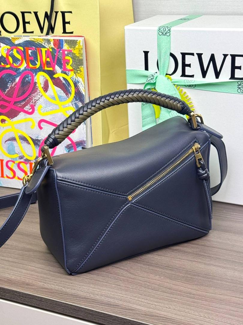 🎈最新编织手腕𝙋𝙪𝙯𝙯𝙡𝙚 ——【深墨水色/深卡其】 尺寸：𝟐𝟒-𝟏𝟎.𝟓-𝟏𝟔.𝟓𝐜𝐦 编码：062405 【配全套礼盒】 ♥️以罗家经典几何设计，搭配独特的编织手腕，绒面内里。 ♥️容量大，经典百搭，可拆卸肩带，有单肩，斜挎，手提等多样化背法。随性时髦洒脱，实用性强。 ♥️独家背景➕独家品质➕独家全套砖柜礼盒套装，市场高端品质皆在我手✌🏻