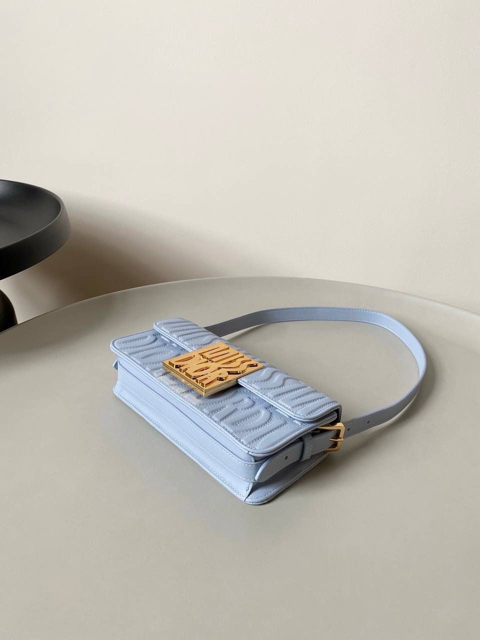 🈶淡蓝色 𝐌𝐢𝐬𝐬 𝐃𝐢𝐨𝐫腋下包 哇！实物是超预期的 从五金到皮质都非常奢华，很好看 牛皮的材质有型又耐久， 立体的字母手感彰显个性！ 空间，日常通勤或约会都很不错哦 大小刚好，腋下背气质又时髦 22×11×6cm #3410m