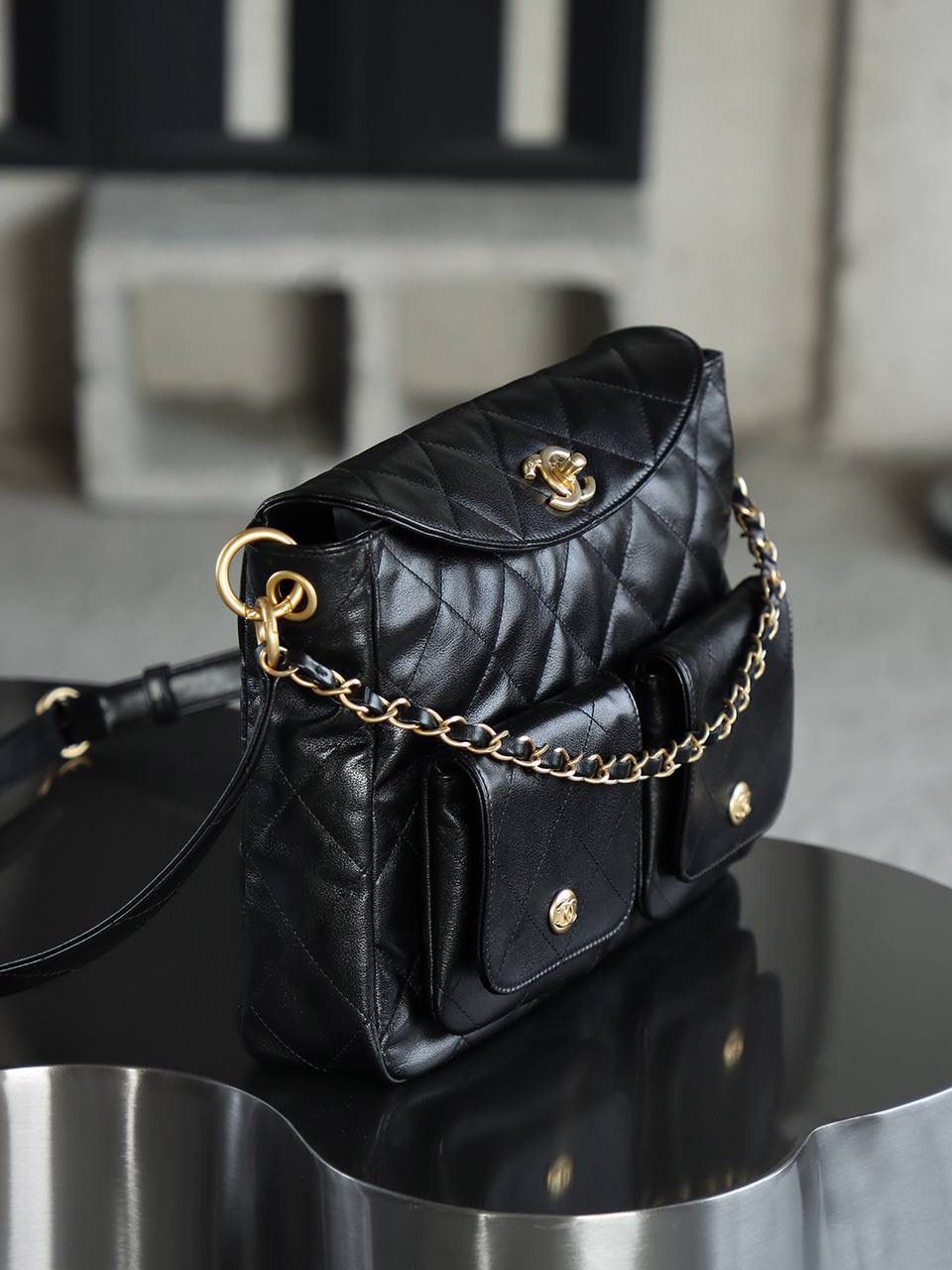 24P邮差Hobo大號鑒定版 👜 一包一碼 支持全球鑒定查驗身份證原廠專G Bonaudo原廠皮料過關清單資料可査詢 24P郵差/嬉皮包可以說是這一季的黑馬了，以其簡約而不失奢華的設計，融入復古學院風，展現出獨特的時尚魅力 五金：全銅復古鎏金 皮料：Bonaudo原廠小牛皮 尺寸大号：30*21.5*5cm 小号：24.5*19*5cm