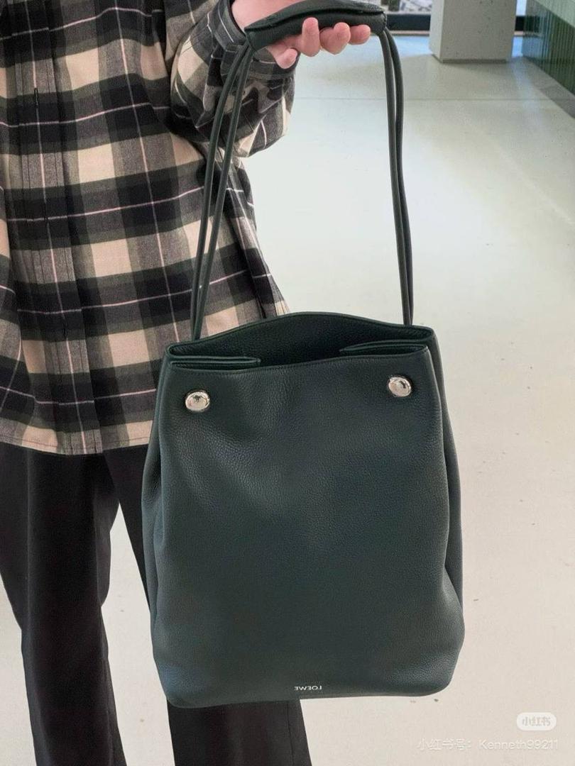 🎈（全钢）新款𝗣𝗲𝗯𝗯𝗹𝗲 𝗛𝗼𝗯𝗼大号 ——【常青色到货💕】 尺寸：𝟮𝟳.𝟱-𝟭𝟭.𝟱-𝟰𝟬𝗰𝗺 编码：652408 【该尺寸配防尘袋】 👉🏻采用进口纳帕小牛皮材质•包包手感超级舒服柔软•自重超轻。 👉🏻正面装饰两颗闪亮的𝗽𝗲𝗯𝗯𝗹𝗲配饰•精致可爱时髦•可调节肩带•腋下单肩斜跨皆🉑。 容量超大•内置拉链插袋•可放置各种证件等小物件•超级实用。