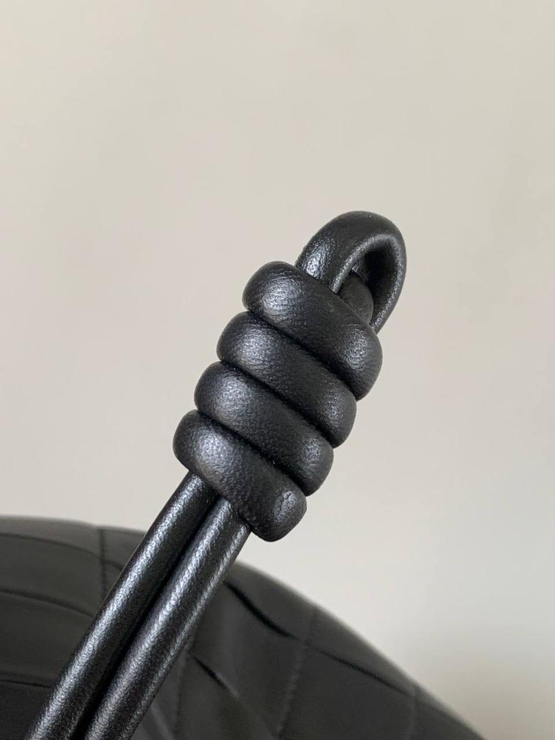 🎈褶皱羊皮福袋 —【👉🏻中号黑色到货】 编码：052028 尺寸：𝟑𝟎-𝟐𝟒.𝟓-𝟏𝟎.𝟓𝐜𝐦 ✅新款福袋采用进口纳帕小羊皮经过手工裁剪、缝合和缝制而成，🉑拆卸🉑调节肩带，多样化背法，容量超大，手感超舒适👍 ✅独家品质，对版细节，全套礼盒🎁给你满满的仪式感👍