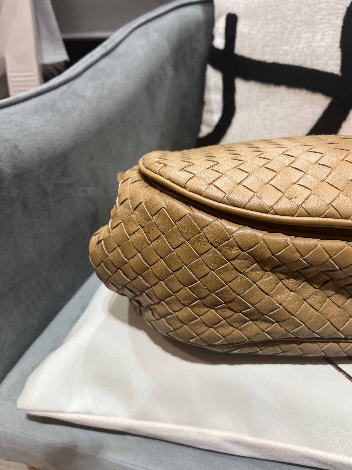 Bottega Veneta BV Crossbody Bag 100%Authentic, 98%New ✅Dust bag