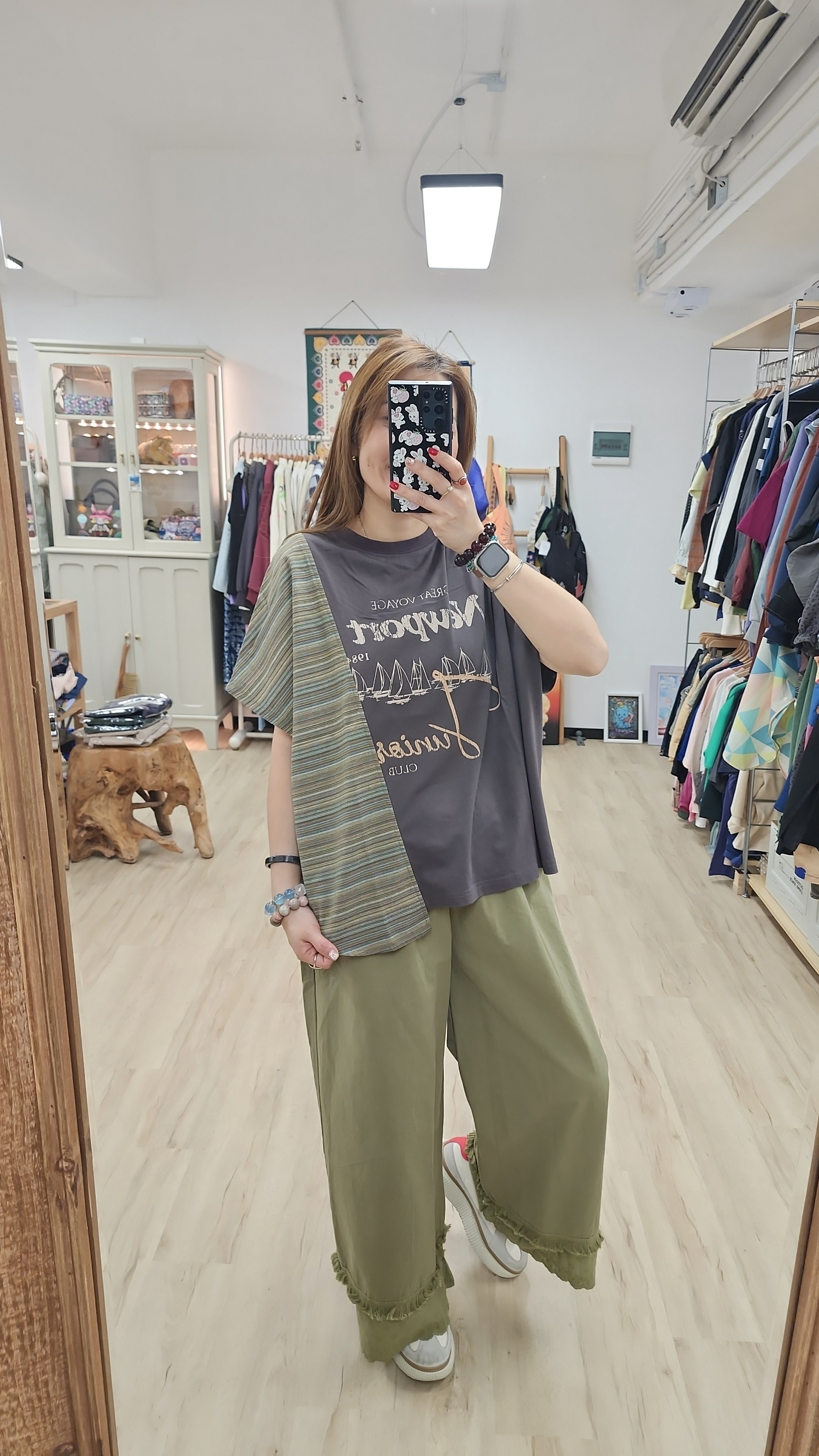 日牌炭灰拼布綠橫間印圖Tee