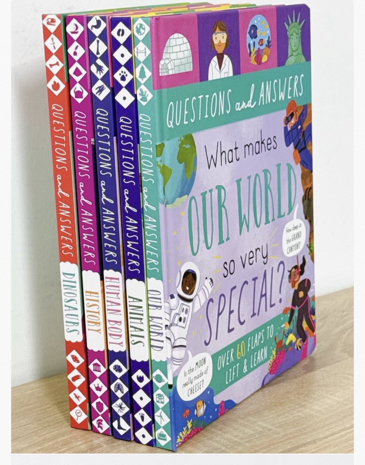 這是一系列 《QUESTIONS and ANSWERS》 翻翻書 usborne出版社