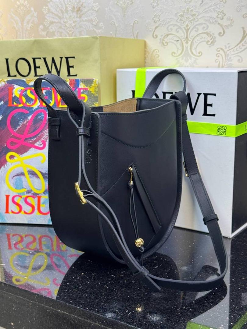 🎈新款吊床𝗛𝗮𝗺𝗺𝗼𝗰𝗸 𝗦𝗹𝗶𝗰𝗲 ——【黑色到货‼️】 尺寸：𝟮𝟭-𝟮𝟱-𝟭𝟬𝗰𝗺 编码：652407 吊床𝗛𝗮𝗺𝗺𝗼𝗰𝗸家族迎来新成员—𝗛𝗮𝗺𝗺𝗼𝗰𝗸 𝗦𝗹𝗶𝗰𝗲，新作采用细腻柔软的亮面小牛皮制作而成，重新以纤巧比例焕新演变成新造型。搭配可拆卸可调节长肩带，灵活实现多功能背法及百变风格。