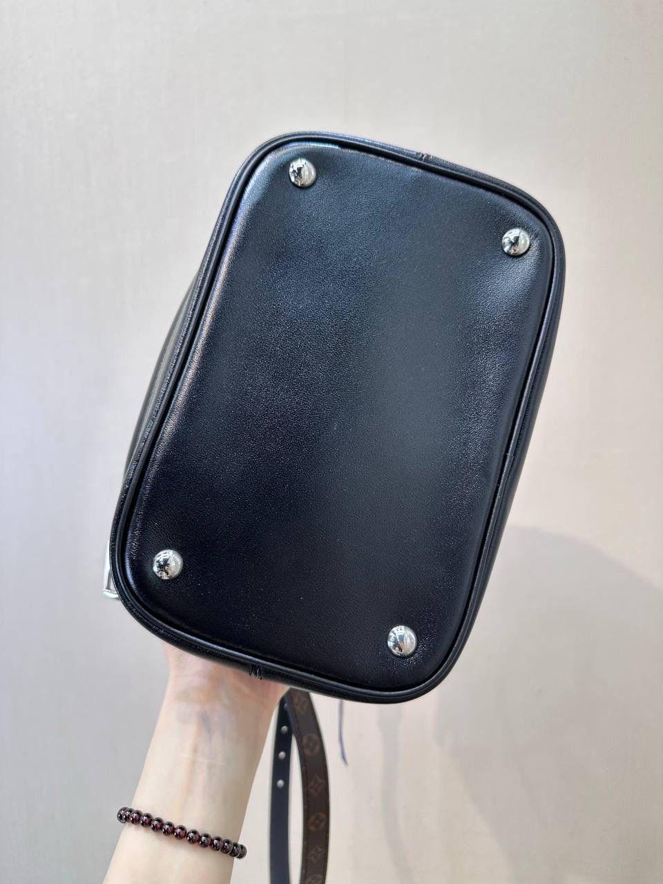 LV炫酷水桶包👜✨ 见多了 这么炫酷的还是第一次， lv本季最瞩目的一只水桶包， 以摩登摇滚型格 焕新经典Noé手袋元素， 正面凸出的拉链袋， 亮银色链条充当抽绳的设计， 将优雅灵动与时髦炫酷完美融合😍❤️