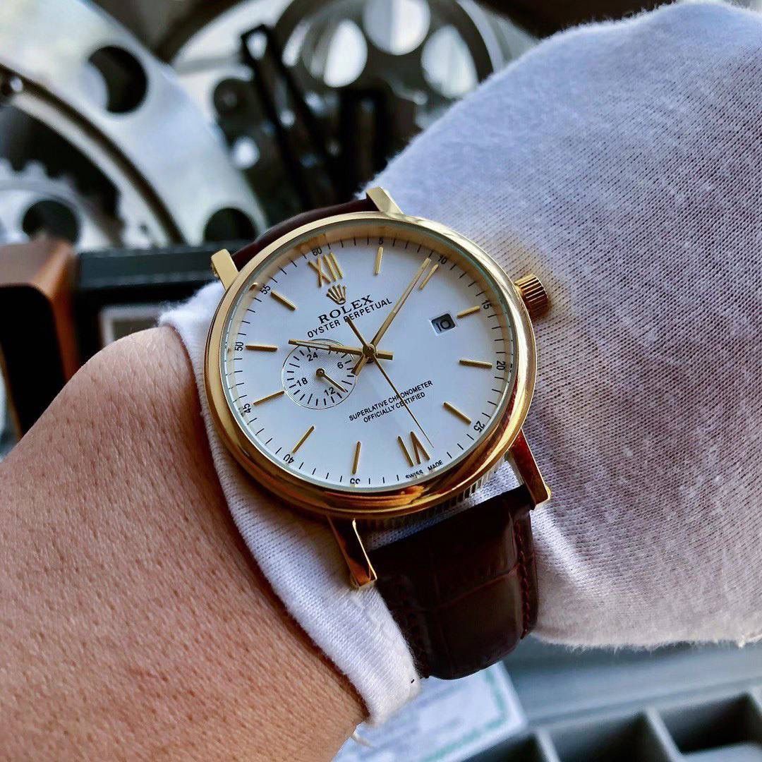 💎品牌：劳力士（领先新品，浩瀚大气）奢华大气类型：精品男士腕表（新品）表带：真牛皮表带(舒适)机芯:进口全自动机芯（稳定）材料：矿物质防刮镜面（高清，耐磨）大气爆款 豪情风格 腕间瑰宝 匠心独蕴 尺寸：直径40mm厚度12mm热卖上市！