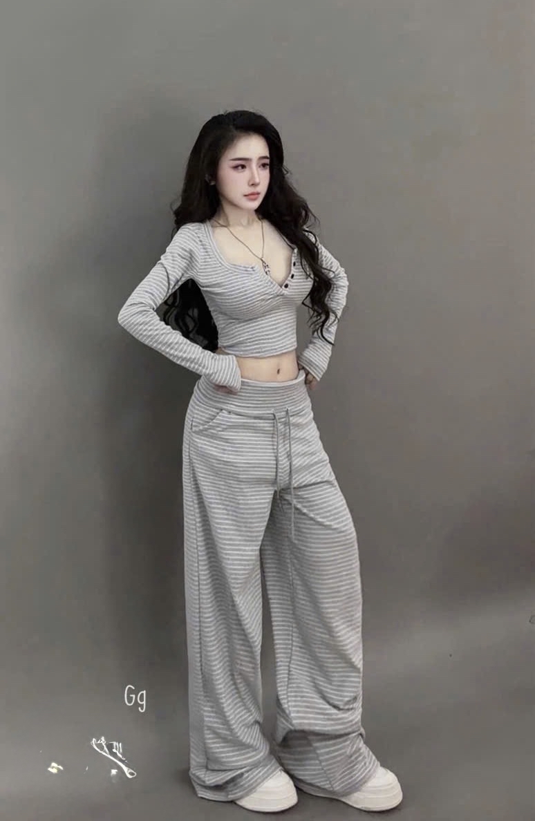 條紋露臍上衣和褲子套裝
