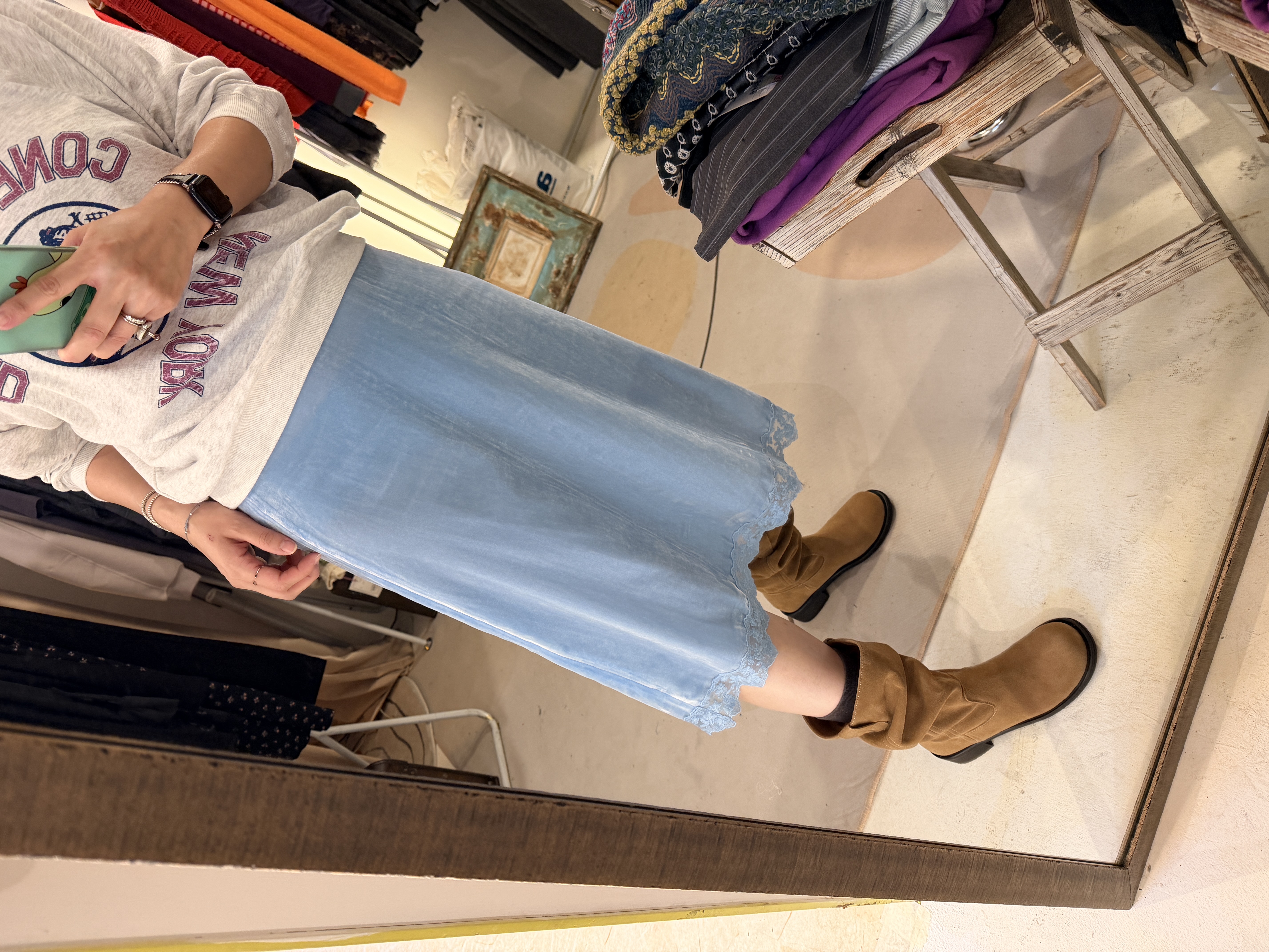 Velvet skirt with lace