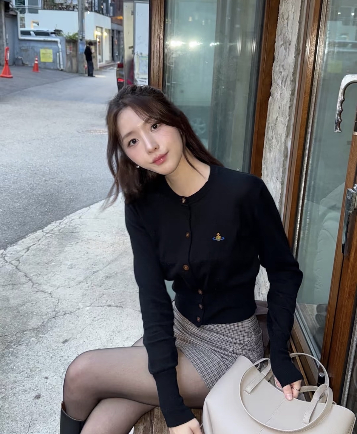 現貨❗️Westwood cardigan ✨office 凍凍地可以即刻着 🖤cropped 款顯腿長 刺繡土星 30%silk 70 Merino wool  