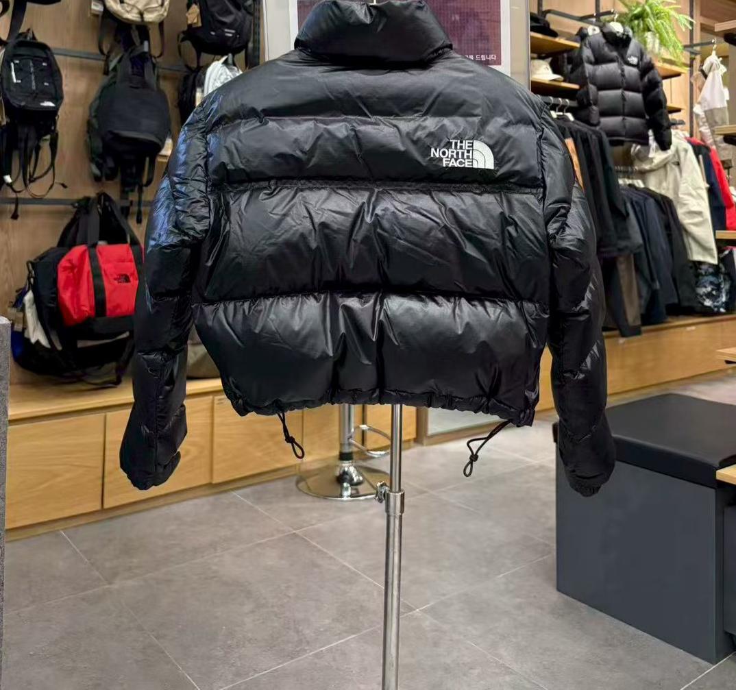 The North Face W’S NUPTSE SHORT JACKET Size S/ M 1996年noopsy夾克，露臍裝和寬松的輪廓為特徵。 使用了防水處理的回收材料和RDS鵝絨，提供了最大的保溫性。 衣袖抽袖口和下擺有鬆緊帶，防寒時提高保暖性，穿戴時帶來舒適感的結構設計。 側面口袋便於保管活動時的小物品，是可在外部活動及日常生活中靈活使用的產品。