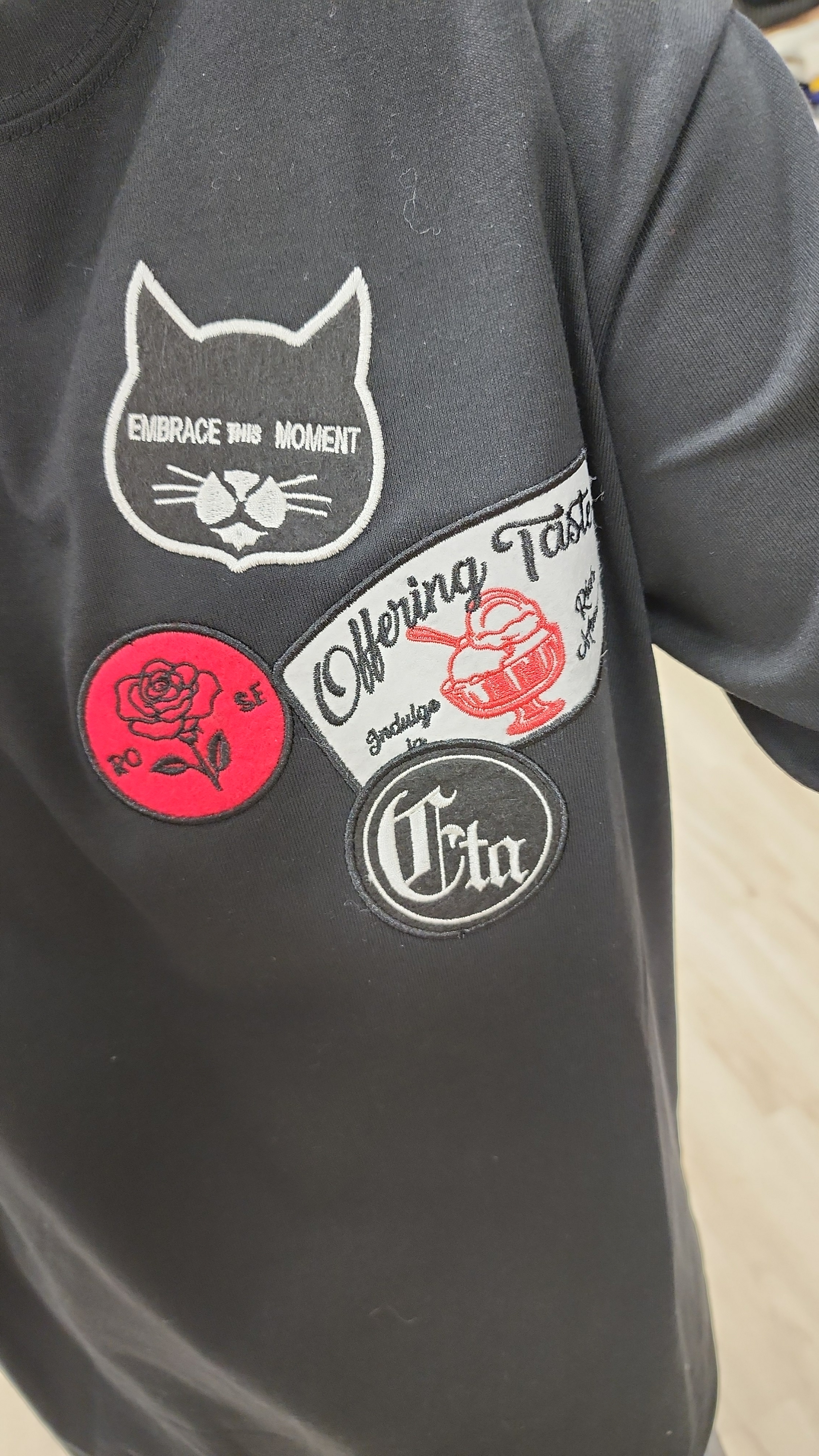 日牌黑拼貓貓車章Tee