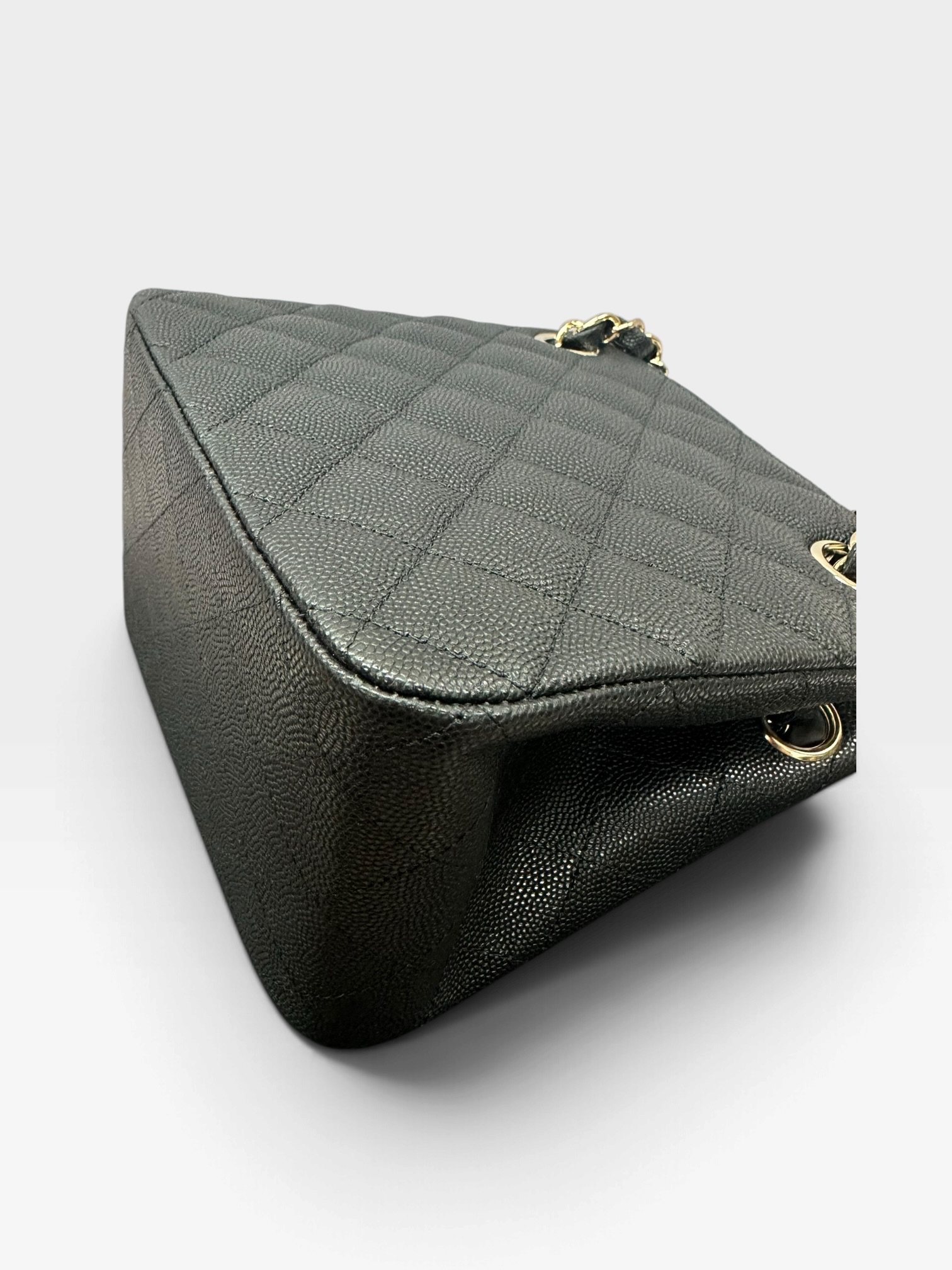 Pre-Owned Chanel Mini Bucket Bag/ Product Code: 102007