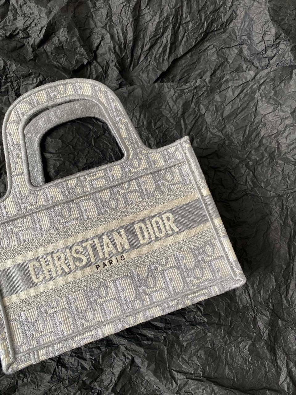 🈶老花灰，迷你 𝗗𝗜𝗢𝗥 𝗕𝗼𝗼𝗸 𝘁𝗼𝘁𝗲 𝗺𝗶𝗻𝗶手袋" 真的是太太太可爱了吧！！ 凹造型分分钟出大片的既视感 小包当道，推荐❗ 23×17×11cm