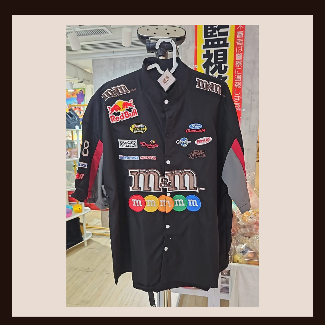 🛍️ 網上商店：M&M's 聯名復古多重刺繡賽車襯衫