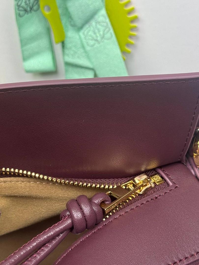 🎈最新编织手腕𝙋𝙪𝙯𝙯𝙡𝙚 ——【深酒红】 尺寸：𝟐𝟒-𝟏𝟎.𝟓-𝟏𝟔.𝟓𝐜𝐦 编码：062405 【配全套礼盒】 ♥️以罗家经典几何设计，搭配独特的编织手腕，绒面内里。 ♥️容量大，经典百搭，可拆卸肩带，有单肩，斜挎，手提等多样化背法。随性时髦洒脱，实用性强。 ♥️独家背景➕独家品质➕独家全套砖柜礼盒套装，市场高端品质皆在我手✌🏻