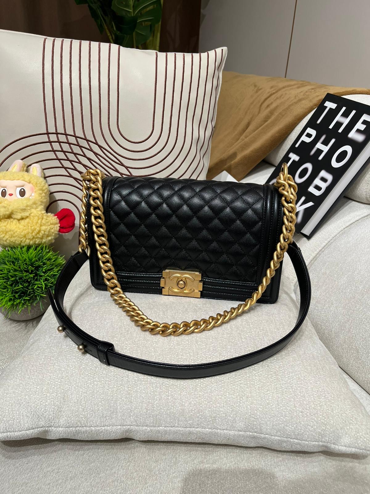 Chanel boy medium 25cm A67086 黑色魚子醬牛皮復古金扣 100%Authentic, 95%new ✅ 21年香港專門店收據✅30card ✅dust bag ✅box