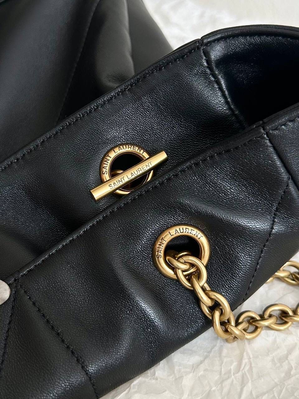 🖤大号爆款🔥再次回货❗️ ys1 Jamie 4.3 large pochon福袋腋下包 设计师真的太懂消费者需要什么了吧 很多托特包的设计都没法让颜值和实用性两者都兼得 但是！这只tote做到了！ 它包身轻，容量大，而且还很优雅！ 是有设计在线，且贵气满满的实用型tote 我觉得比22bag好看耶 这是可以说的吗😝 还是一只可以让你实现优雅带娃的妈咪包～ 34×27×3cm809824m