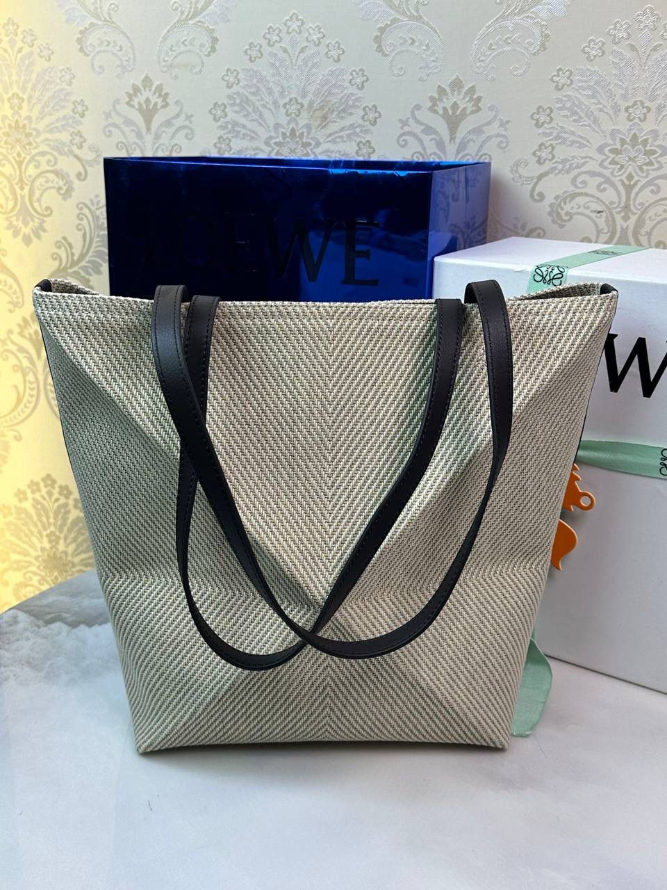 *𝐏𝐮𝐳𝐳𝐥𝐞 𝐅𝐨𝐥𝐝折叠手袋👜*（亚麻刺绣） ——全新【𝗡𝗘𝗪】升级‼️ 延续经典𝙋𝙪𝙯𝙯𝙡𝙚的标志性几何裁剪设计，新晋顶流🅰️𝙋𝙪𝙯𝙯𝙡𝙚 𝙁𝙤𝙡𝙚 𝙏𝙤𝙩𝙚以折纸包为灵感，升级成🉑完全折叠‼️的结构，立体与平面任意切换，出差旅行🧳必备单品。亚麻材质轻且柔软， 尺寸：𝟐𝟓.𝟓-𝟏𝟒.𝟓-𝟑𝟏.𝟓cm 款号：052316