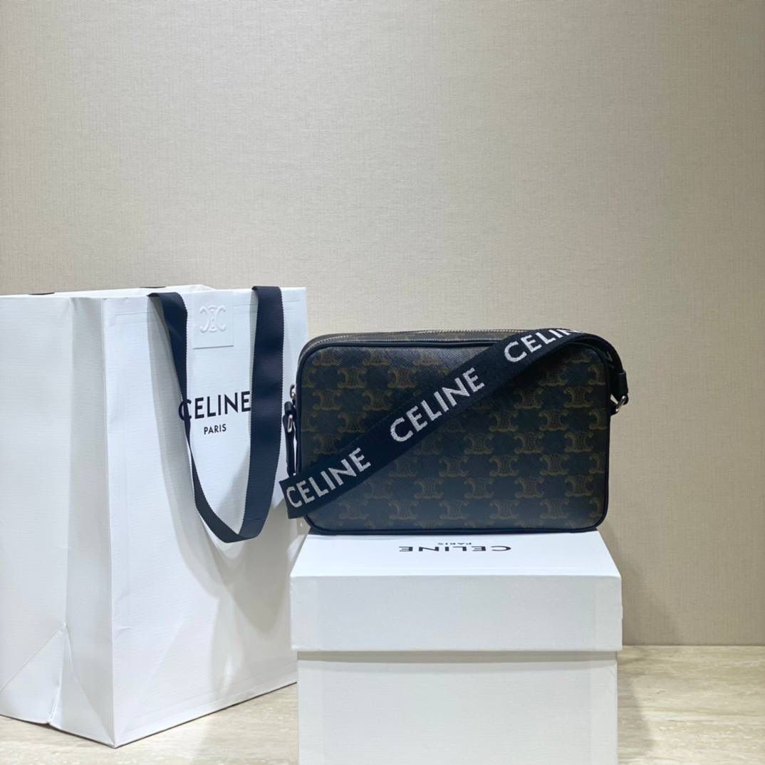 🔥大货实拍图 𝗖𝗘𝗟𝗜𝗡𝗘♥标志印花邮差包 不可否认Hedi的确做男款是很厉害的，这个老花相机包既实用又很好凹造型，绝对的好物推荐！型号：197202 尺寸：23*14.5*4cm