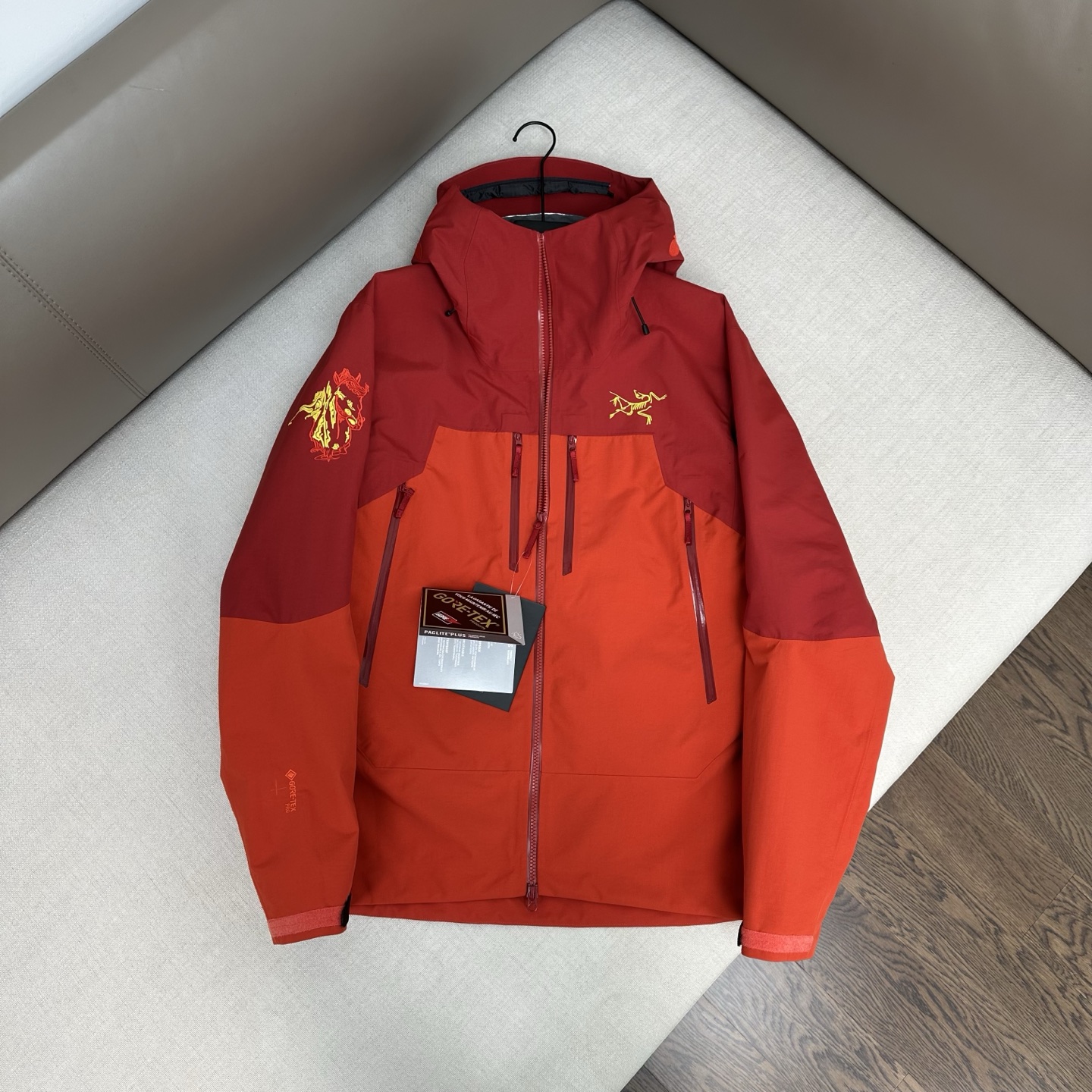 Arc'teryx  馬年限定款 Rush Jacket硬殼連帽拉鍊外套