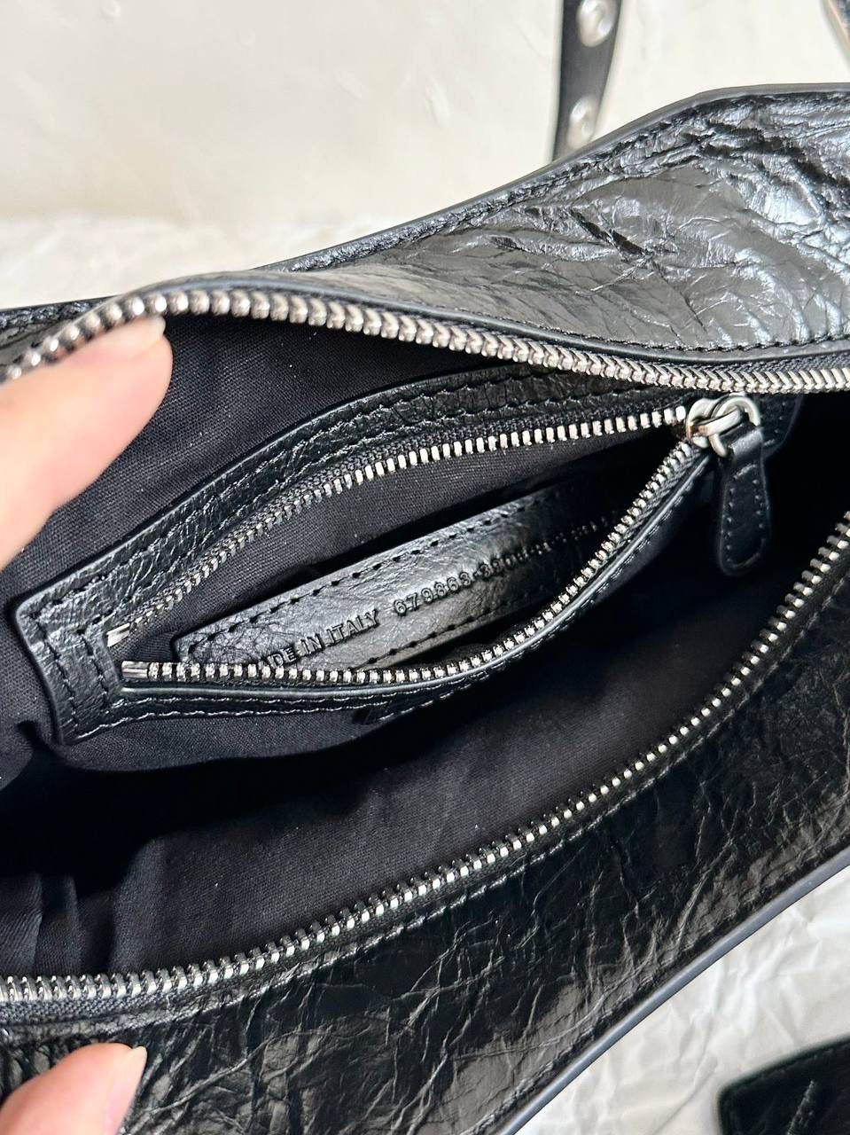 ba1enciaga Neo classic 机车包xs 黑银🖤 首先声明，我爱一切机车元素 无论是le cagole还是这只neo 喜欢大容量的姐妹冲这只 油蜡皮的不规则摔纹配上大量的五金配件 还有流苏拉牌➕爱心镜子➕零钱包挂件 极繁的魅力由此而来～ 辣妹酷妹冲冲！ 26×17.8×11.4cm700940m