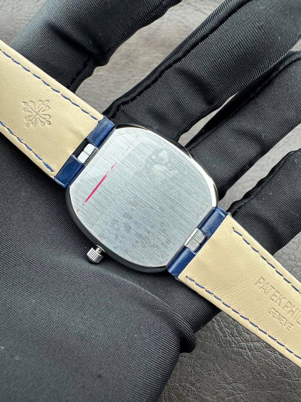 PP➕ Factory2025新品首发｜百达5738系列 68克配重版 复刻经典，更胜经典——GOLDEN ELLIPSE 黄金椭圆腕表重磅登场！ ✅ 黄金分割美学重塑：遵循1:1.6181经典比例，34.5MM×39.5MM椭圆表径搭配7.7MM纤薄厚度，复刻古典韵味与佩戴舒适度。 ✅ 316L精钢表壳：介于圆形与矩形之间的别致椭圆轮廓，还原原版线条张力，质感细腻出众。 ✅ 3D立体云贝母表盘：专属浮雕打印工艺，折射神秘深邃光泽，告别市面暗淡平庸款，上手自带高光。 ✅ 定制进口小牛皮表带：21X16尺寸对版原配，搭配同型椭圆表扣，与表壳设计遥相呼应，贴合手腕更显格调。 ✅ 9015精准机芯：走时稳定精准，兼顾实用性与耐用性，日常佩戴无压力。 PP➕不做“远观款”，只为呈现最接近原版的真实佩戴体验——从细节质感 to 上手触感，每一处都经得起近距离审视，让经典韵味在腕间完美延续！