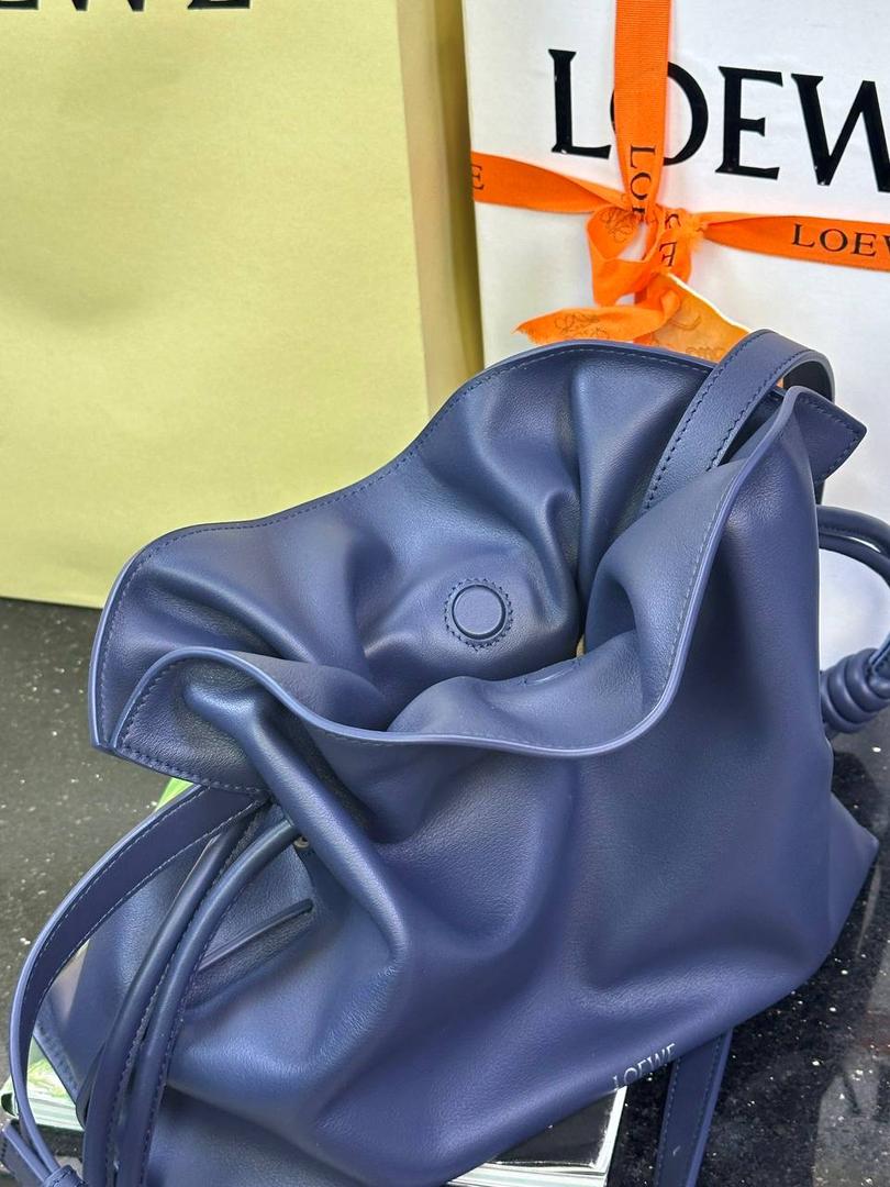 全新升级—𝙁𝙡𝙖𝙢𝙚𝙣𝙘𝙤出货啦✅ ❤️升级版福袋正面新增品牌烫金𝙇𝙤𝙜𝙤代替压印𝙇𝙤𝙜𝙤，肩带加宽同时增加两侧狗扣五金代替原本皮穿扣肩带，精致又便捷🥰 ❤️独家定制皮料五金，小牛皮皮质手感十分柔软且耐用，肩带🉑拆卸🉑调节，多种背法任你选择，容量超大，日常出行必备😍 ❤️独家品控，完全对版细节，全套礼盒🎁包装给你满满的仪式感🥰 中号尺寸：𝟯𝟬-𝟮𝟰.𝟱-𝟭𝟬.𝟱𝗰𝗺 款号：052028 深邃蓝【配全套礼盒】