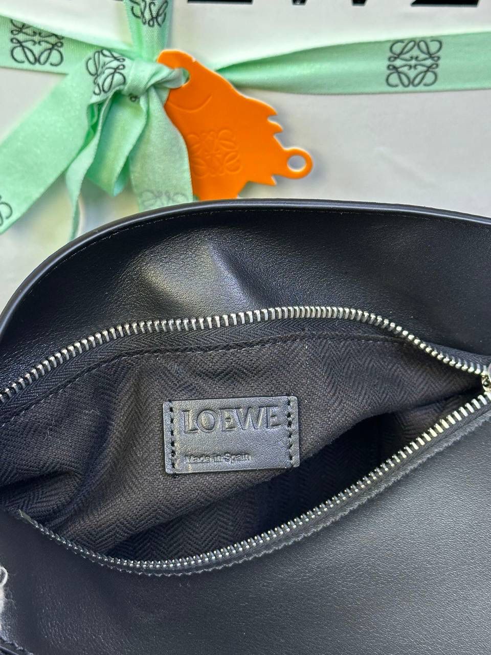 ⭐️最新升级版𝟮.𝟬-𝗣𝘂𝘇𝘇𝗹𝗲腰包⭐️ （黑色 到货‼️） 尺寸：𝟮𝟰-𝟭𝟬.𝟱-𝟭𝟲𝗰𝗺 款号：052343 👉🏻长方体形状和精确的切割技巧创造出Puzzle 腰包以及独特的几何线条成为 “Loe罗家”的著名代表作~ 👉🏻金属搭扣开合，刻有标志logo徽标，可调节肩带，翻盖大容量插袋和一个外部拉链口袋，🐂柔软细腻napa小牛皮，正品Ykk五金，Anagram压纹，人字纹棉麻帆布内里 👉🏻（男女♀♂同款）大小非常合适。胸包、背包、单肩、斜挎 腰包五种背法任你解锁🔒 👉🏻 （独家背景➕独家品质➕独家包装➕独家控制对版细节📦➕精致全套礼盒套装❤️） 重点：让你花最少的钱💰体验最大的仪式感❤️