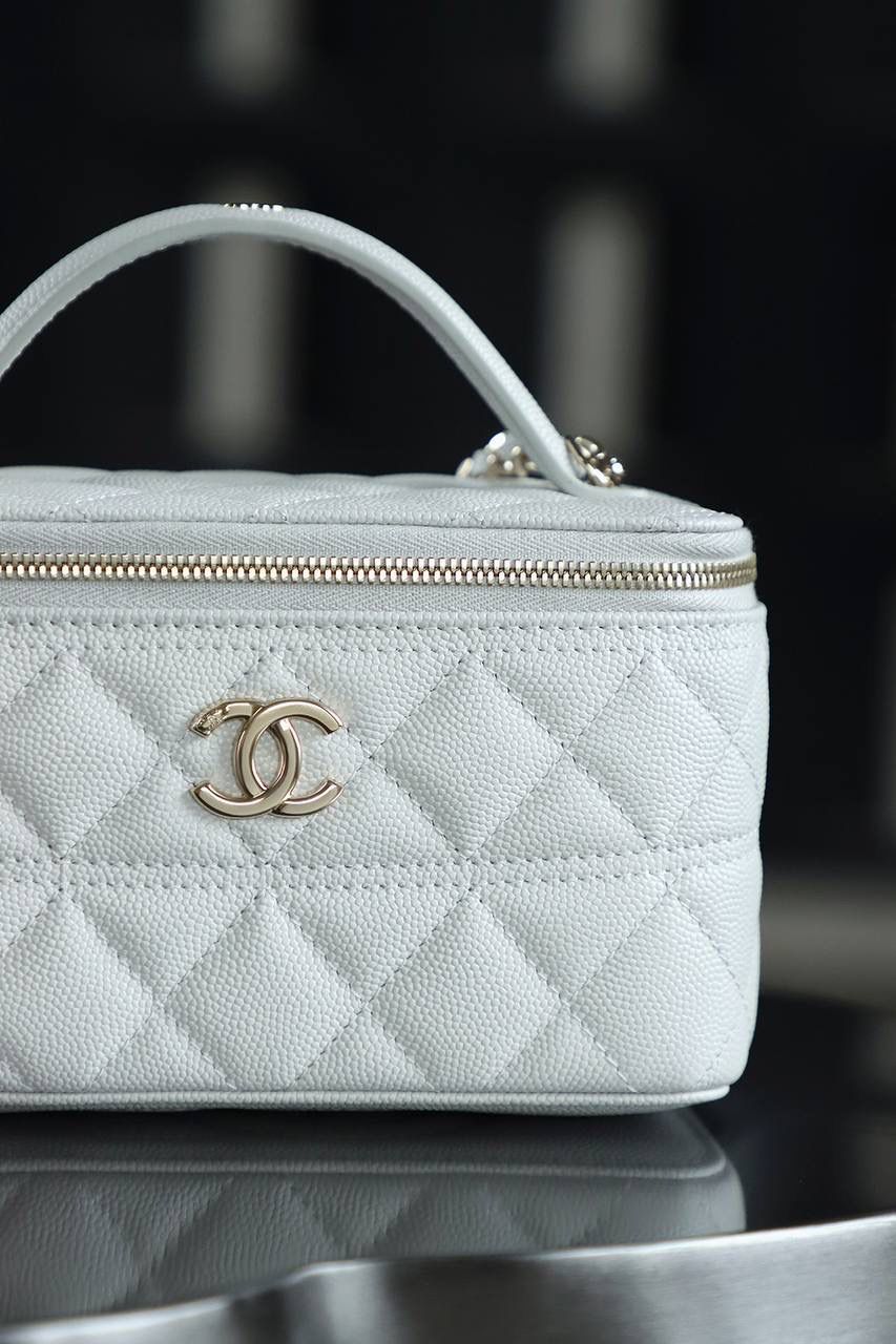 25C化妝盒子包鑒定版👜 一包一碼 支持全球鑒定查驗身份證原廠專G 三隻羊皮料過關清單資料可査詢 化妝盒子包是眾多時尚達人心尖，25C化妝包經典的盒子造型，方正中不失圓潤，線條簡潔流暢！ 包身腰線的設計，恰似畫龍點睛之筆，不經意間流露出的精緻細節，讓人一見傾心！ 五金：厚鍍14K淡金扣 皮料：三隻羊小球紋牛皮 尺寸：9.5*17*8cm