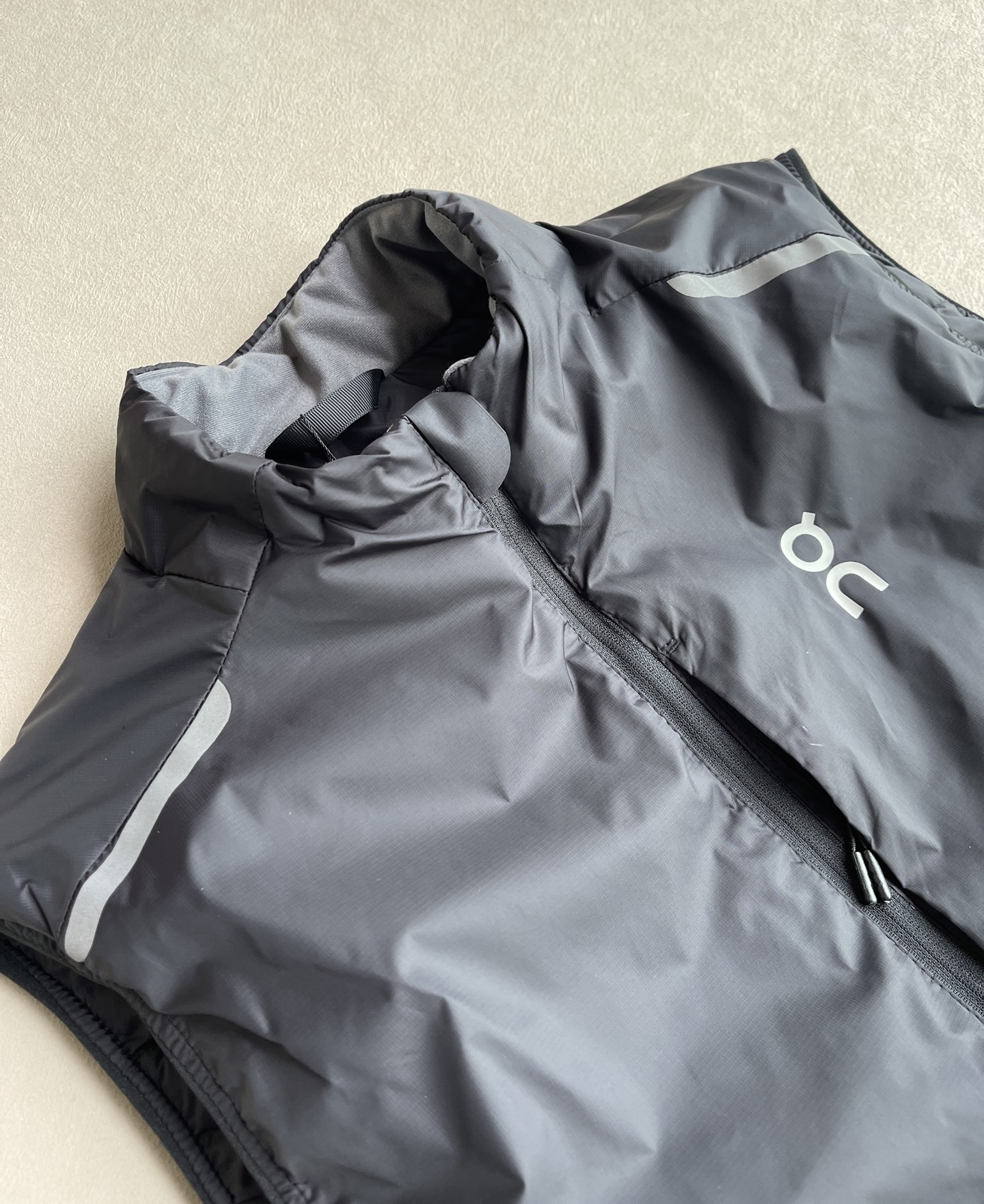 $258件。On 昂跑 Weather Vest｜2025 秋冬新品 男款輕量跑步馬甲