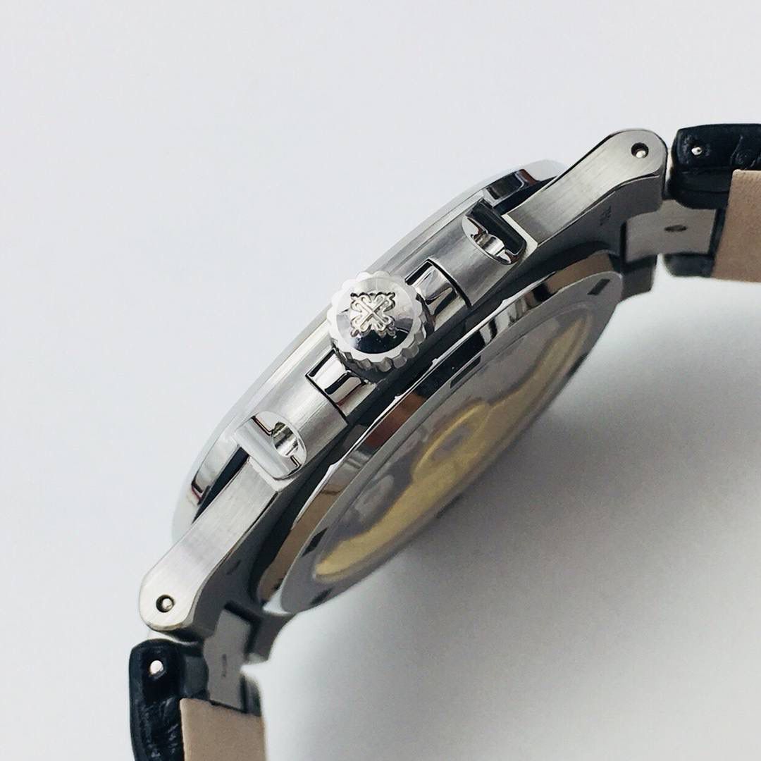 新力作 V4超级升级版 百达.翡丽鹦鹉螺重磅来袭！ 1：第一款真正意义上的超级鹦鹉螺，震撼来袭，全新修正的不锈钢表带，铰链部分根据真正的百达翡丽鹦鹉螺不锈钢表带拆解开发，和正品一致的贴合效果！ 2：逆袭之前所有副本，铰链开合角度和正品一致，锁毕声音和正品相同！ 3：重点指出此次V4版的面盘在采用与真品一致的覆荧光涂层金质立体时标，特别突出的“蓝魅”面无限接近原版！ 4：机芯方面是全新订制的修正版的一体芯Cal.324机芯，是目前唯一做到机芯的钢印与正品一样的雕刻工艺。