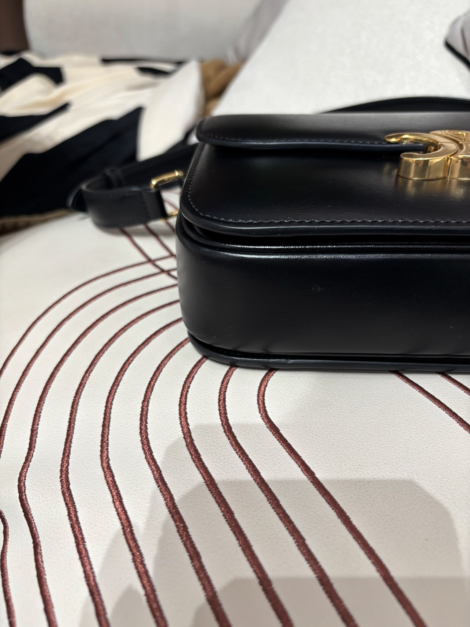 Celine CLASSIQUE TRIOMPHE 黑金凱旋門 box medium flap bag 22x15.5x6cm 100%Authentic ,95%new  ✅tap booklet ✅dust bag✅box  專門店售價$32,000✨📣