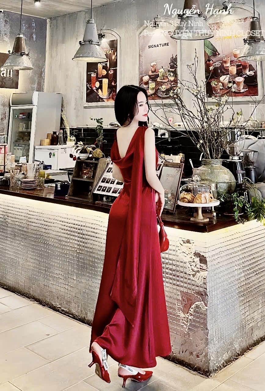 優雅的垂褶露背連身裙