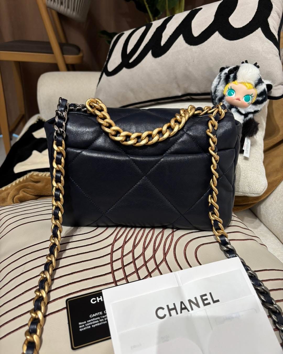 Chanel 19 small navy 26cm AS1160 100%Authentic,98%new  ✅專門店收據✅card✅dust bag✅box