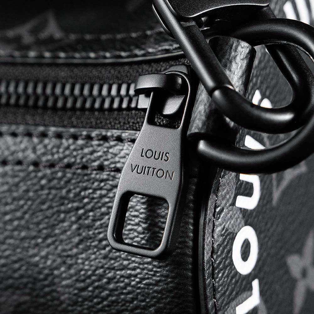 𝐒𝐎𝐅𝐓 𝐏𝐎𝐋𝐎𝐂𝐇𝐎𝐍芯片菱形跳动码圆筒小号系列👜✨ 近期满屏𝑺𝒐𝒇𝒕 𝑷𝒐𝒍𝒐𝒄𝒉𝒐𝒏圆筒包，堪称完美男包！ 第一眼就爱上，被种草的一塌糊涂， 采用了圆柱轮廓构型更显摩登风范，独特的设计造型更加有时尚感！ 这一季通过原有的复古格调注入当代时尚复古元素，比中古款更加精致大气，再一次被大家认可好评！ 足以容纳日常所需，提升实用性与时尚度，经典首选！💯🔥 五金材质：一树脂扣五金 皮料材质：菱形法国原厂皮面料【芯片版】 尺寸详情：𝟐𝟔*𝟏𝟒*𝟏𝟒𝐜𝐦