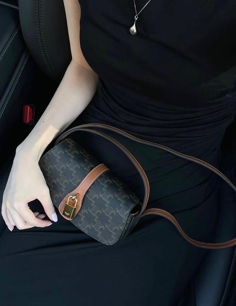 CELINE CLUTCH ON STRAP TABOU IN TRIOMPHE,100%Authentic ,99%new ✅收據✅dust bag 