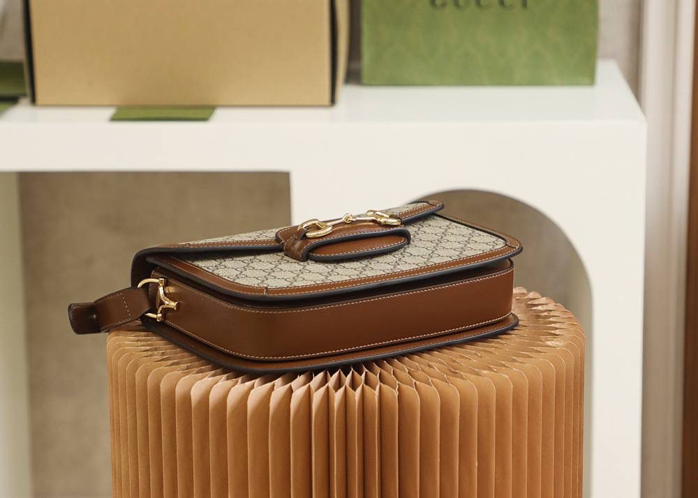 王牌产品𝐇𝐨𝐫𝐬𝐞𝐛𝐢𝐭 𝟭𝟵𝟱𝟱马鞍包正品皮🔥🔥 款号：602204 尺寸：25*18*8cm 小古家这只𝙂𝙪𝙘𝙘𝙞 𝙃𝙤𝙧𝙨𝙚𝙗𝙞𝙩 1955， 已经爆到人手一支的节奏，超级大爆款！ 被称为“真香系列”，标志性的马衔扣设计元素， 已经成为品牌耀眼的标志性元素之一， 同时配以可调节肩带，更加人性化设计！ 闭眼都要入的爆款单品！