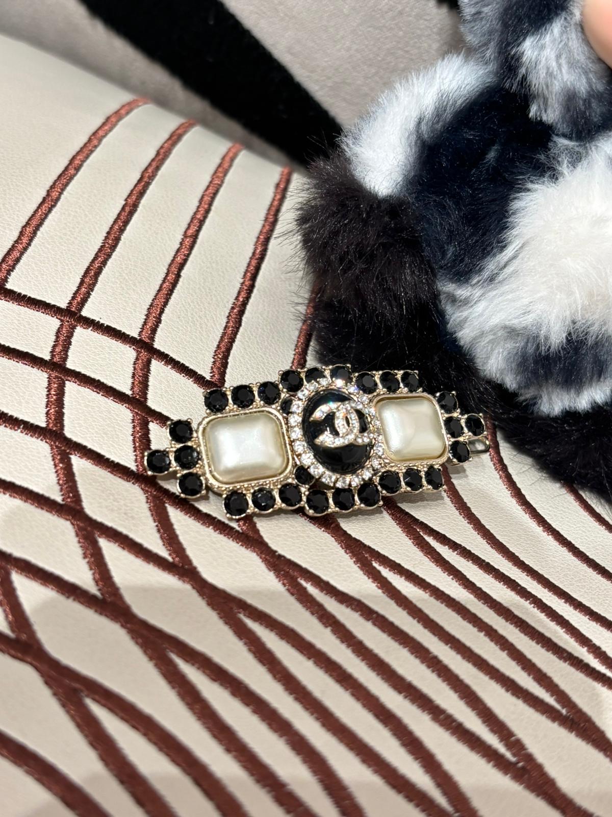 Chanel Hair Clip 100%Authentic, 98%New