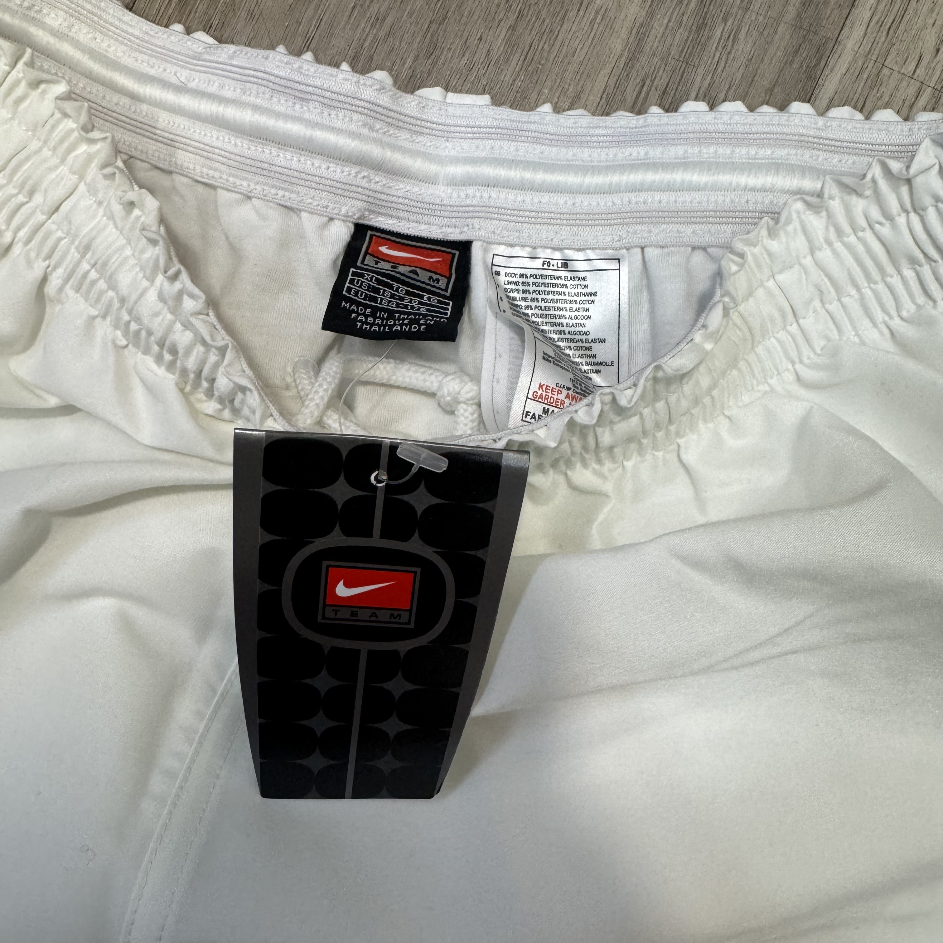 (Youth size)Leeds United 01/02 home short (Bnwt)