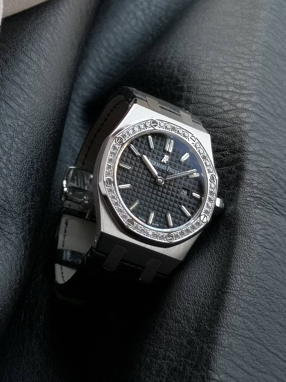 🚀爱彼皇家橡树系列不惜成本镶嵌世界最顶级的120切面施华洛顶级锆石，每一颗都攥刻有swarovski zirconia（用放大镜可看到，行业唯一一家），Swarovski zirconia是全球首款合成立方氧化锆，完全符合首屈一指的国际钻石评级权威GIA在评定钻石切割等级的综合标准，凭借无可比拟的璀璨光芒，可媲美钻石！整体效果已无限接近正品！可谓用心良苦，超高性价比带来的正品即视感为之点赞‼️ SWAROVSKI ZIRCONIA是全球首款合成立方氧化锆完全符合首屈一指的国际钻石评级权威，美国宝石协会(Gemological Institute of America，简称GIA)在评定钻石切割等级的综合标准。