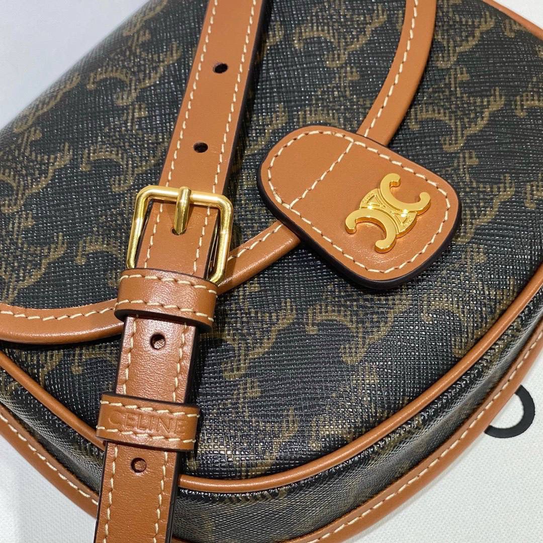 🔥大货实拍图 𝗖𝗘𝗟𝗜𝗡𝗘 ♥ 𝗧𝗥𝗜𝗢𝗠𝗣𝗛𝗘 𝗖𝗔𝗡𝗩𝗔𝗦 𝗕𝗘𝗦𝗔𝗖𝗘 嗨～复古老花yyds新草报道～圆滚滚的小马鞍很是讨喜🤩～ 型号：196702 尺寸：15*11*4cm