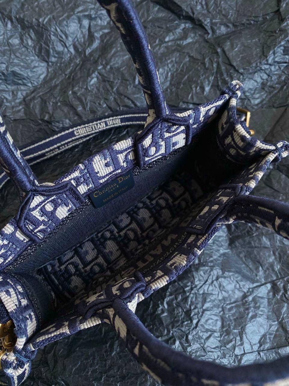 🈶老花蓝，超迷你 𝗗𝗜𝗢𝗥 𝗯𝗼𝗼𝗸 𝘁𝗼𝘁𝗲24早春新款 不得不说，D家确实好会玩啊 可以背的托特来了！简直不要太棒 在最最最经典的托特上又衍生爆款了 可可爱爱的mini尺寸，恨不得天天背啊啊！！😍 21.5×13×7.5cm