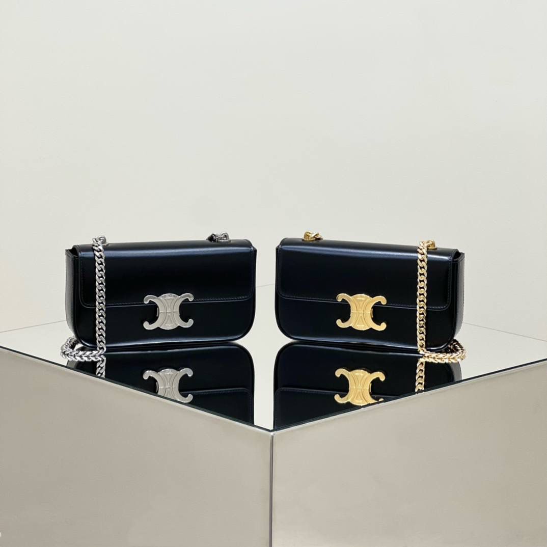 谁能拒绝优雅又时髦的凯旋门呢？最近几年，𝑪𝒆𝒍𝒊𝒏𝒆的𝑻𝒓𝒊𝒐𝒎𝒑𝒉𝒆元素真是超级受欢迎，围绕凯旋门的设计，这两年真是出什么火什么，CELINE真的太会拿捏啦！高级黑搭配凯旋门金扣链条满满的名媛气息👸