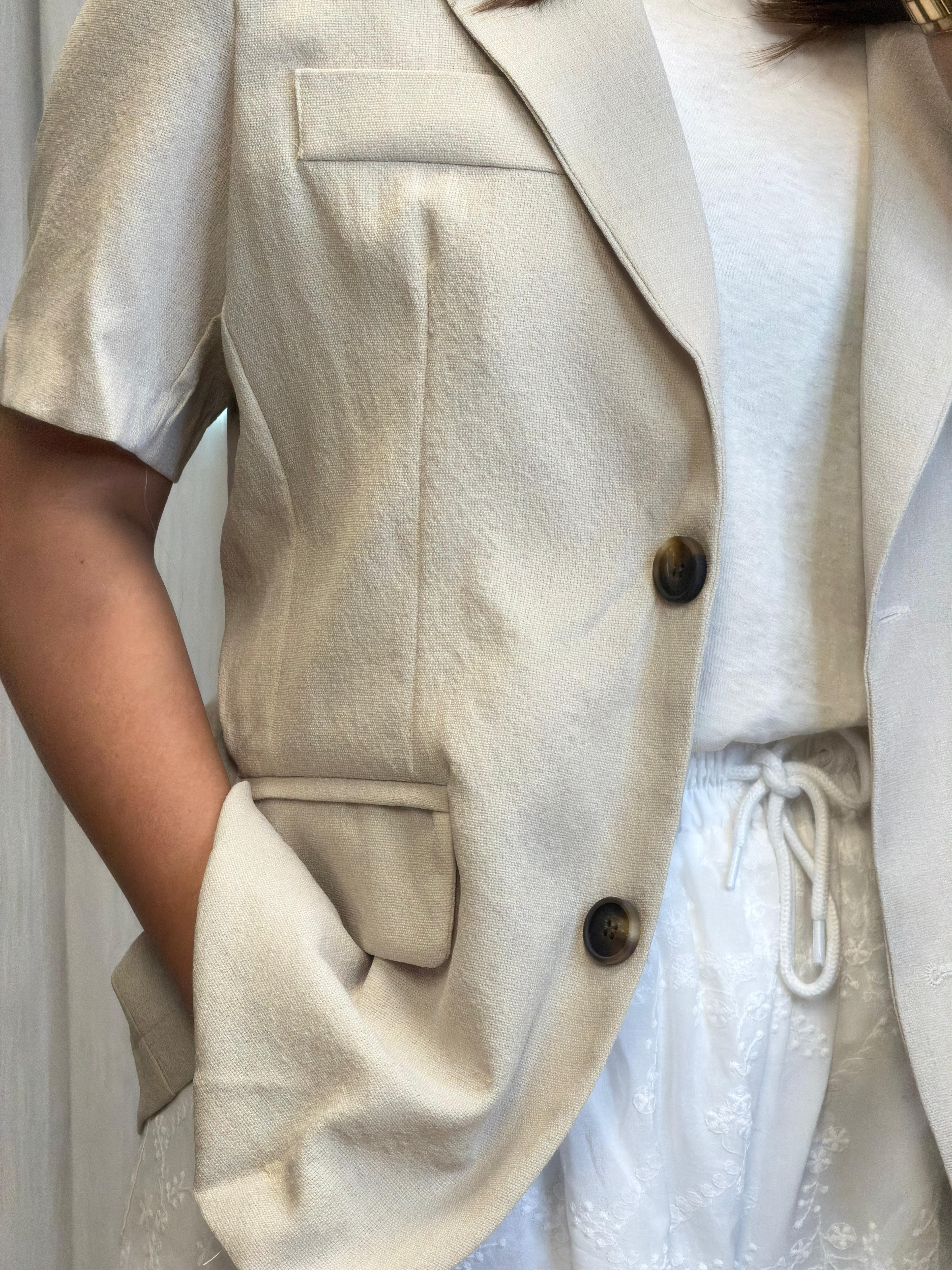 #221120 麻質圓腳邊短西裝外套