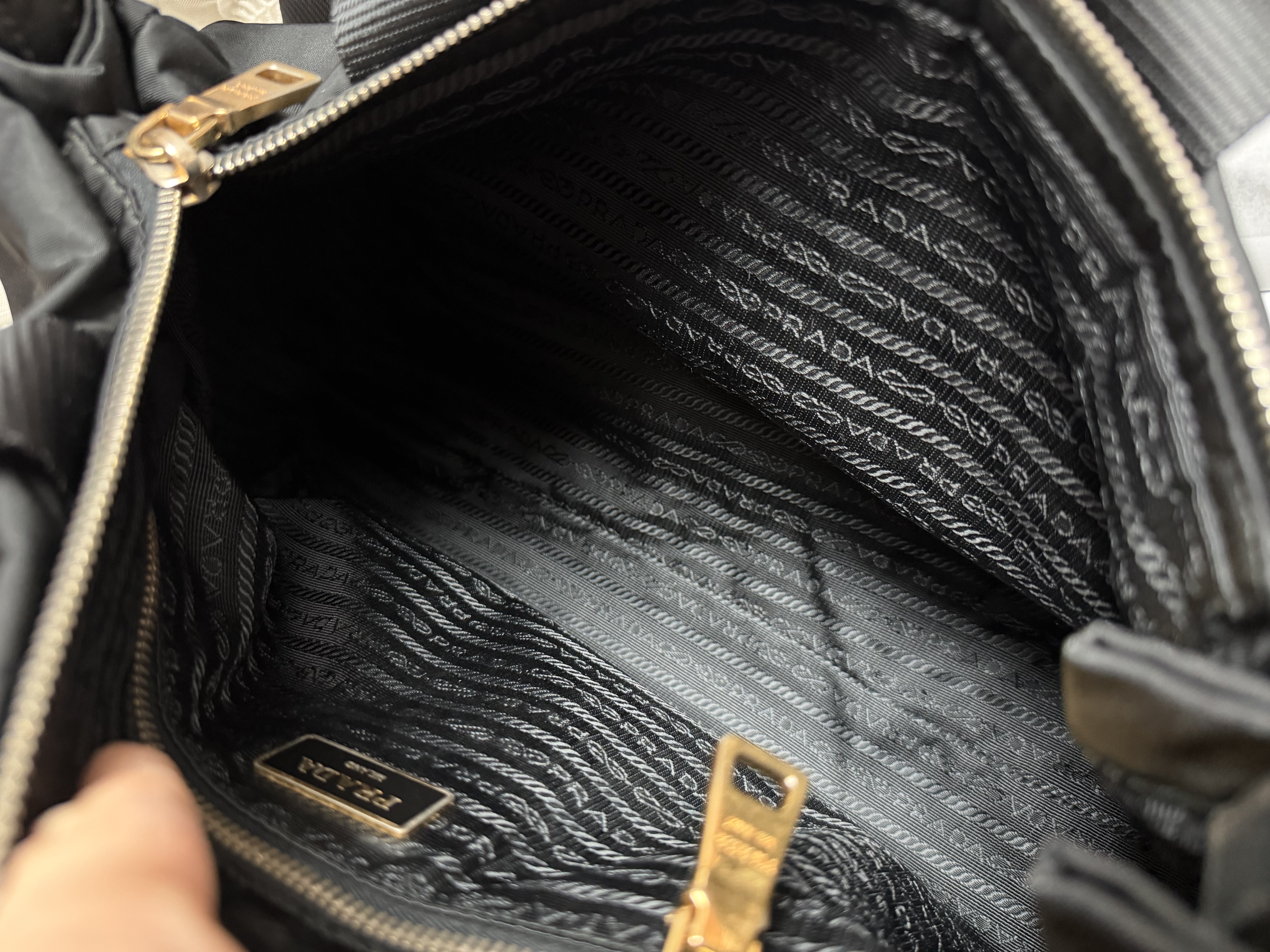 prada黑色 black re nylon bag with original strap