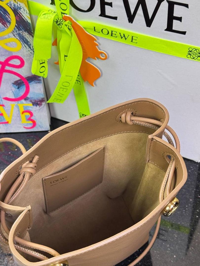 🎈（全钢）新款𝗣𝗲𝗯𝗯𝗹𝗲 𝗽𝗼𝘂𝗰𝗵手机包 ——【橡木棕到货💕】 尺寸：𝟮𝟭.𝟱-𝟭𝟳-𝟳𝗰𝗺 编码：652406 👉🏻采用进口纳帕小牛皮材质•包包手感超级舒服柔软•自重超轻。 👉🏻正面装饰两颗闪亮的𝗽𝗲𝗯𝗯𝗹𝗲配饰•精致可爱时髦•可调节肩带•腋下单肩斜跨皆🉑。 容量超大•可容纳5到6部手机•日常出行一个包就够啦😍