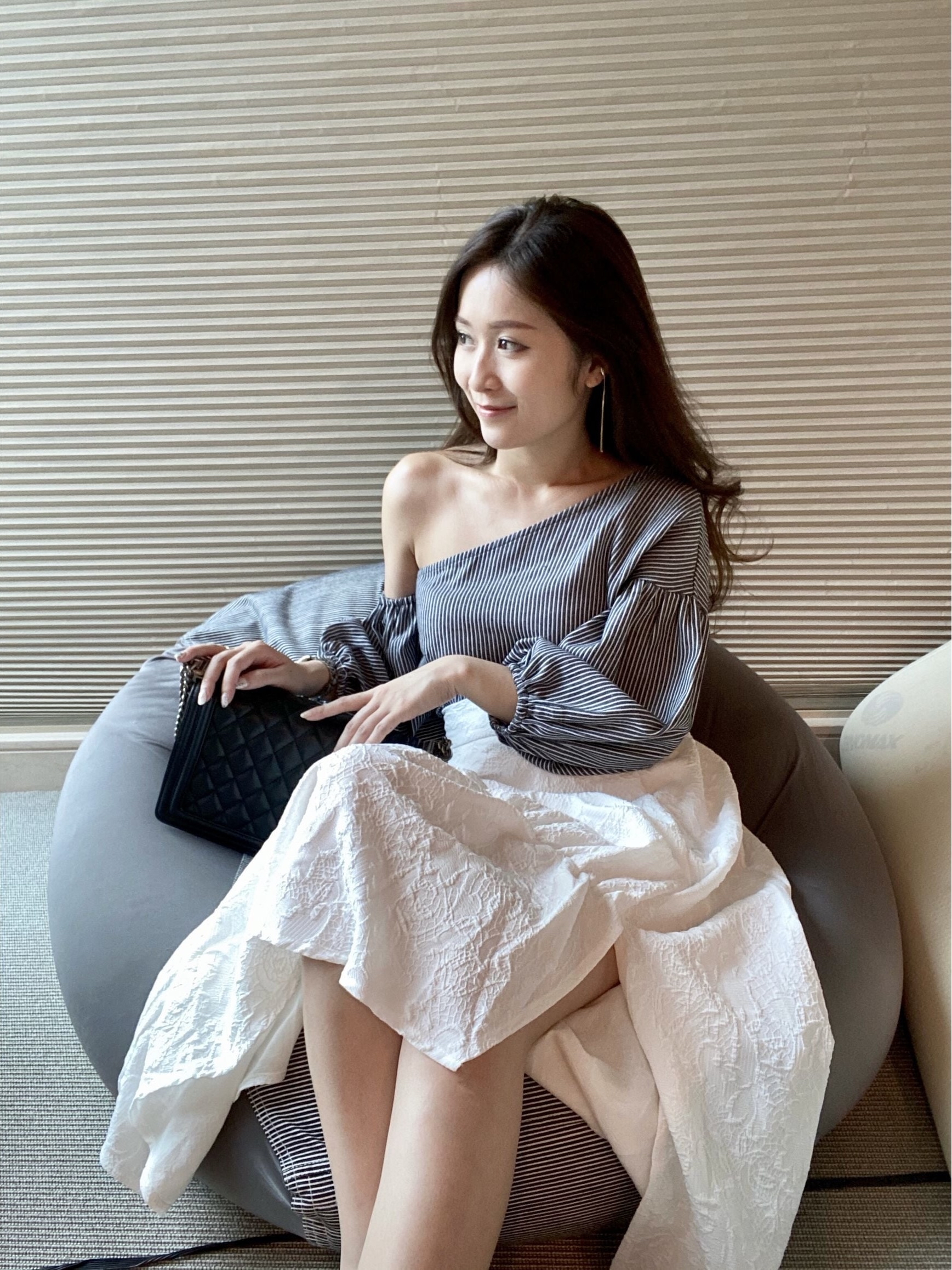 泡泡袖子斜肩條紋上衣(KR)[灰黑底間條]359937